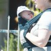 Emily Deschanel se promène avec son petit bébé de 16 jours dans les rues de Santa Monica avec des amis. Le 25 juin 2015 