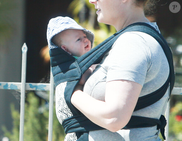 Emily Deschanel se promène avec son petit bébé de 16 jours dans les rues de Santa Monica avec des amis. Le 25 juin 2015 