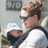 Emily Deschanel se promène avec son bébé de 16 jours dans les rues de Santa Monica avec des amis. Le 25 juin 2015  