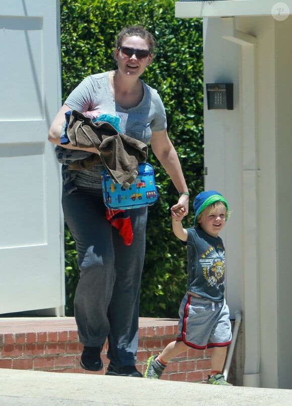 Exclusif - Emily Deschanel, qui vient d'accoucher de son second enfant, se promène avec son fils Henry Hornsby dans les rues de Los Angeles. Le 25 juin 2015  