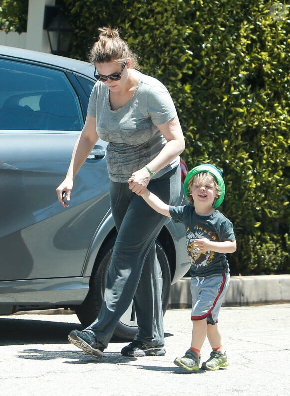 Exclusif - Emily Deschanel, qui vient d'accoucher de son second enfant, se promène avec son fils Henry Hornsby dans les rues de Los Angeles. Le 25 juin 2015 