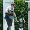 Exclusif - Emily Deschanel, qui vient d'accoucher de son second enfant, se promène avec son fils Henry Hornsby dans les rues de Los Angeles. Le 25 juin 2015