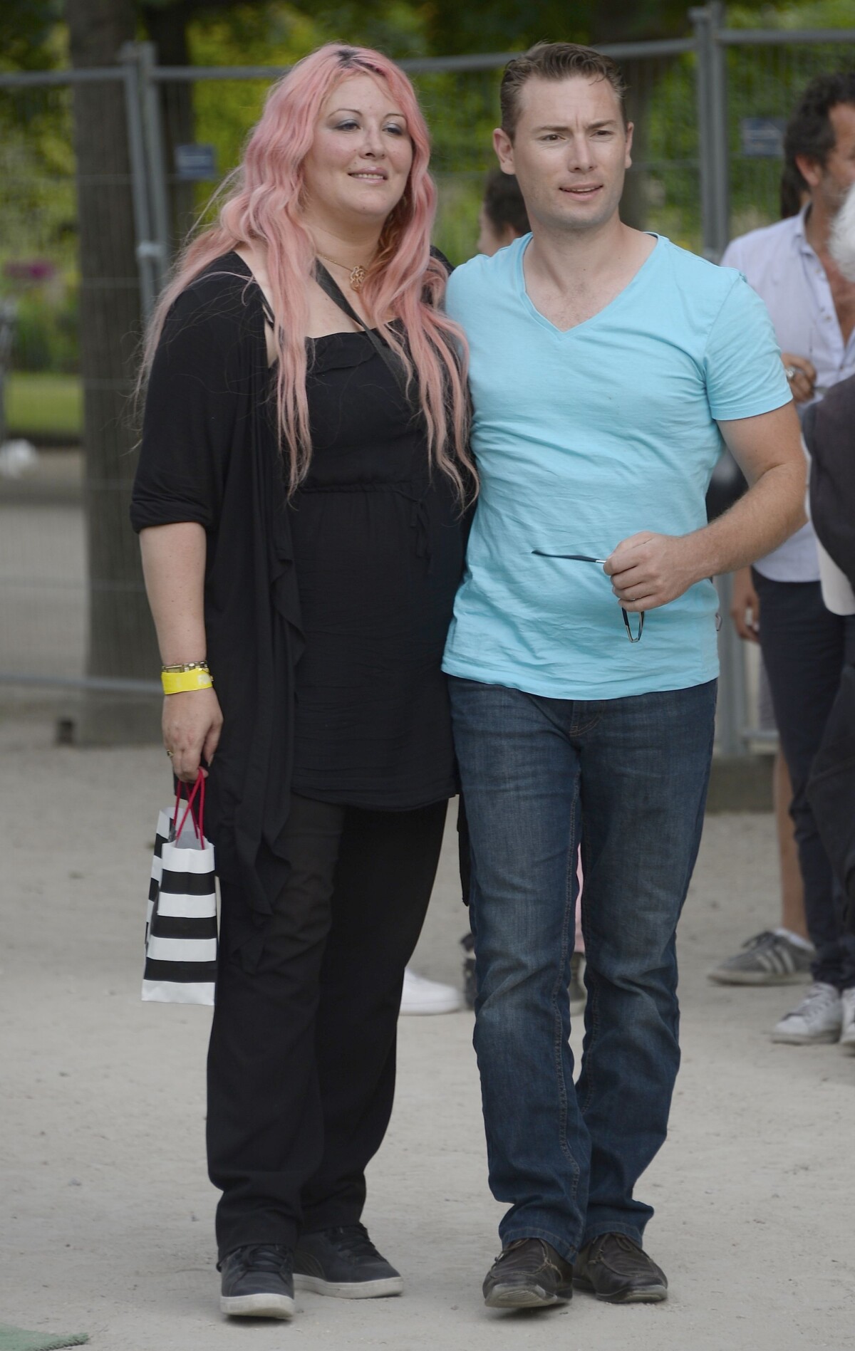 Loana et son amoureux Fred, complices aux Tuileries devant Cindy Lopes -  Purepeople