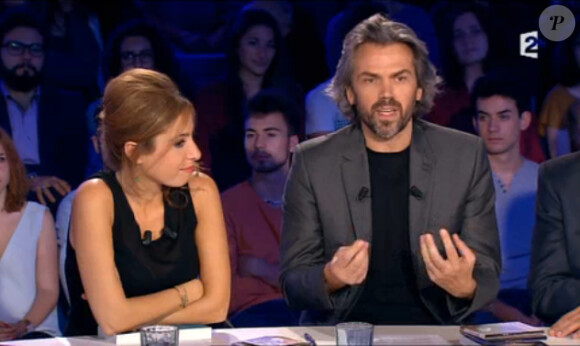 Léa Salamé et Aymeric Caron, au moment de ses adieux à On n'est pas couché, le samedi 27 juin 2015 sur France 2.