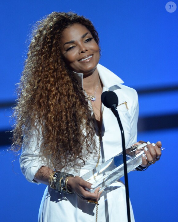 Janet Jackson accepte la récompense Ultimate Icon: Music Dance Visual award lors de la 15e cérémonie des BET Awards au Microsoft Theater de Los Angeles, le 28 juin 2015.