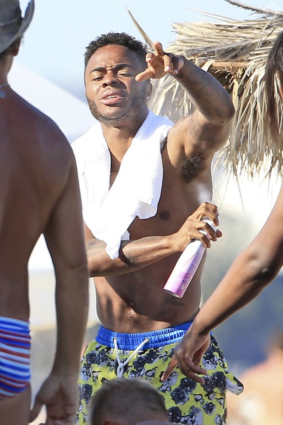 Raheem Sterling et son déodorant en vacances à Ibiza entouré de ses amis, le 20 juin 2015