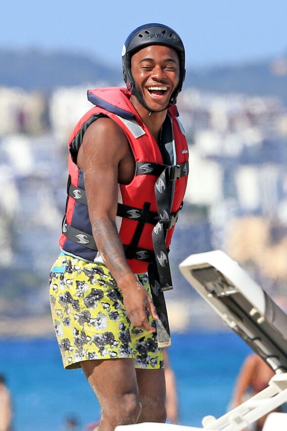 Raheem Sterling, tout sourire en vacances à Ibiza entouré de ses amis, le 20 juin 2015