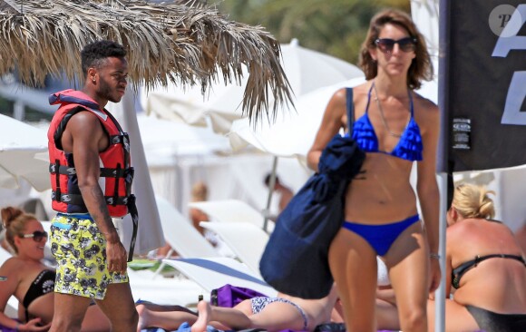 Raheem Sterling lors de ses vacances à Ibiza entouré de ses amis, le 20 juin 2015