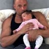 Vin Diesel a posté une photo de lui avec sa fille, son 3e enfant, Pauline. Elle est née en mars 2015