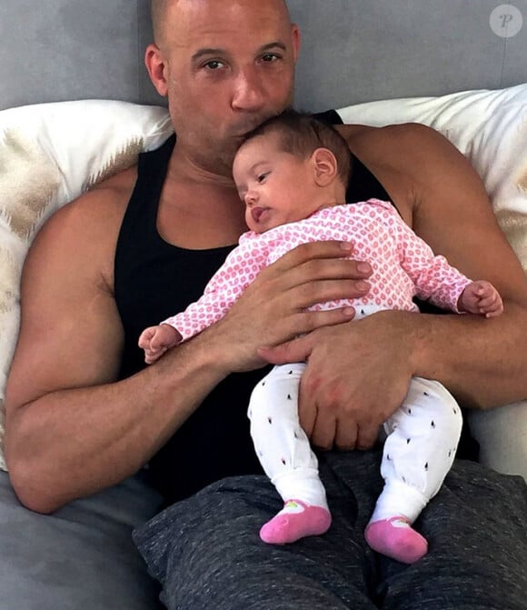 Vin Diesel a posté une photo de lui avec sa fille, son 3e enfant, Pauline. Elle est née en mars 2015