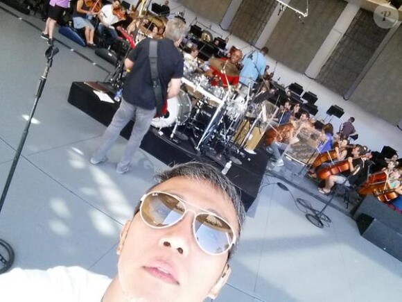 Arnel Pineda, membre du groupe The Journey en concert au Hollywood Bowl sur Twitter - Juin 2015