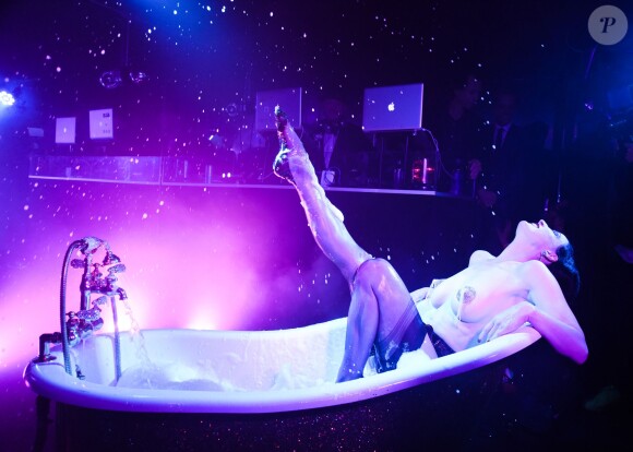 Dita Von Teese livre un show ultra sexy lors d'une fête pour la sortie de Deja Vu, le nouvel album de Giorgio Moroder, au Standard, West Hollywood, le 27 juin 2015.