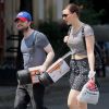 Daniel Radcliffe et sa compagne Erin Darke se promènent à New York avec des tapis de sol le 1er juillet 2015.