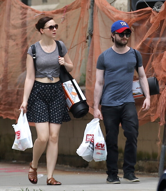 Daniel Radcliffe et sa compagne Erin Darke se promènent à New York avec des tapis de sol le 1er juillet 2015.
