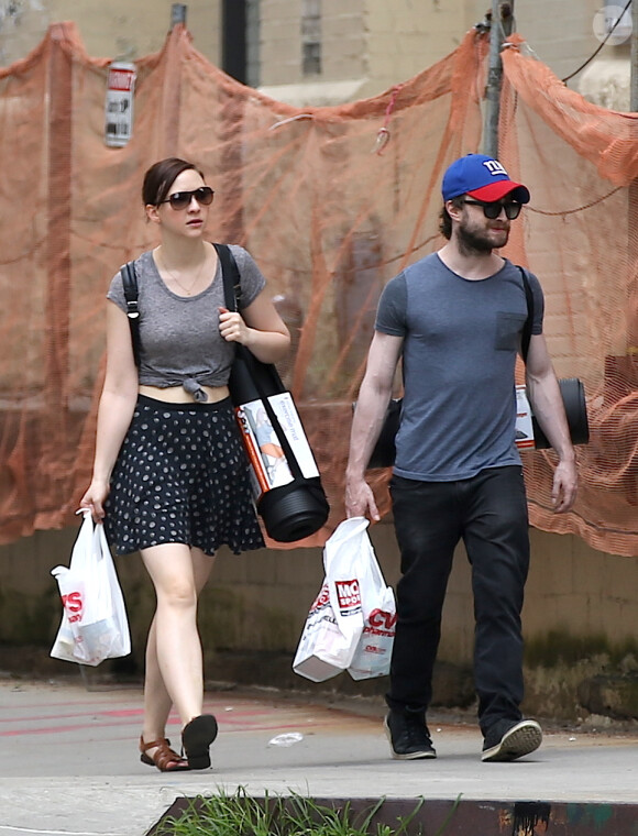 Daniel Radcliffe et sa compagne Erin Darke se promènent à New York avec des tapis de sol le 1er juillet 2015.