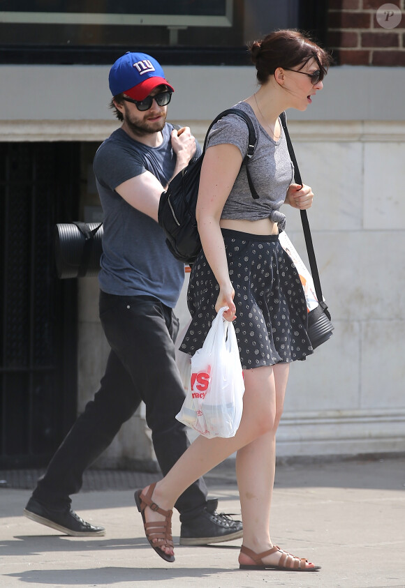 Daniel Radcliffe et sa compagne Erin Darke se promènent à New York avec des tapis de sol le 1er juillet 2015.