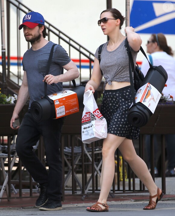 Daniel Radcliffe et sa compagne Erin Darke se promènent à New York avec des tapis de sol le 1er juillet 2015.