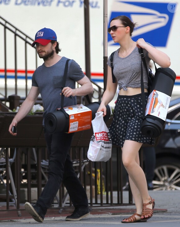 Daniel Radcliffe et sa compagne Erin Darke se promènent à New York avec des tapis de sol le 1er juillet 2015.