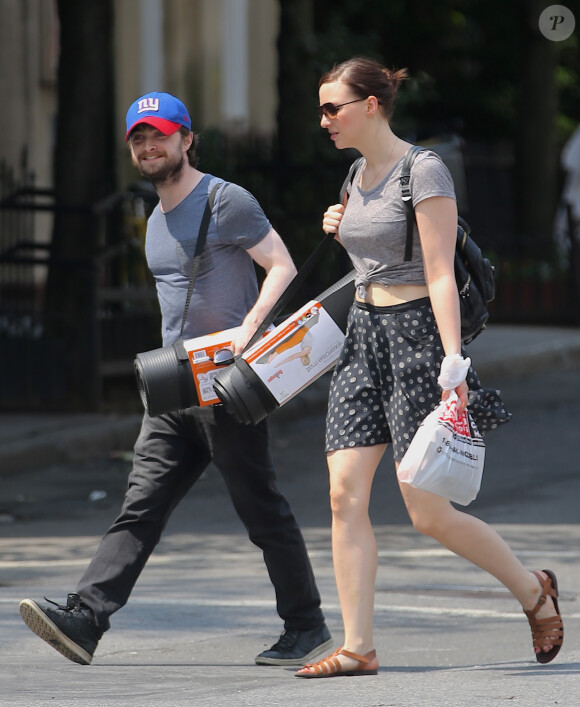 Daniel Radcliffe et Erin Darke se promènent à New York avec des tapis de sol le 1er juillet 2015.