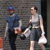 Daniel Radcliffe et sa compagne Erin Darke se promènent à New York avec des tapis de sol le 1er juillet 2015.