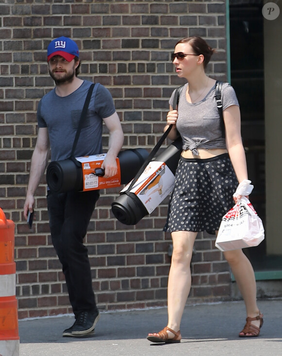 Daniel Radcliffe et sa compagne Erin Darke se promènent à New York avec des tapis de sol le 1er juillet 2015.