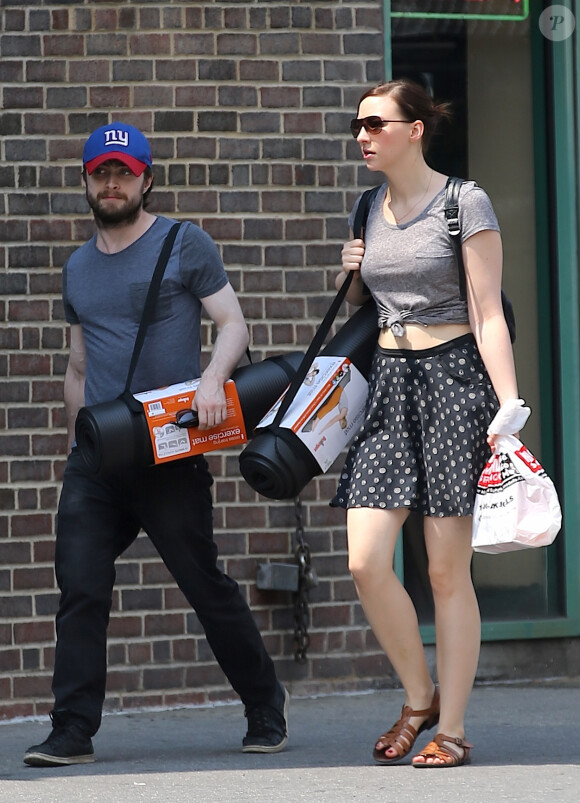 Daniel Radcliffe et sa compagne Erin Darke se promènent à New York avec des tapis de sol le 1er juillet 2015.