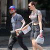 Daniel Radcliffe et sa compagne Erin Darke se promènent à New York avec des tapis de sol le 1er juillet 2015.