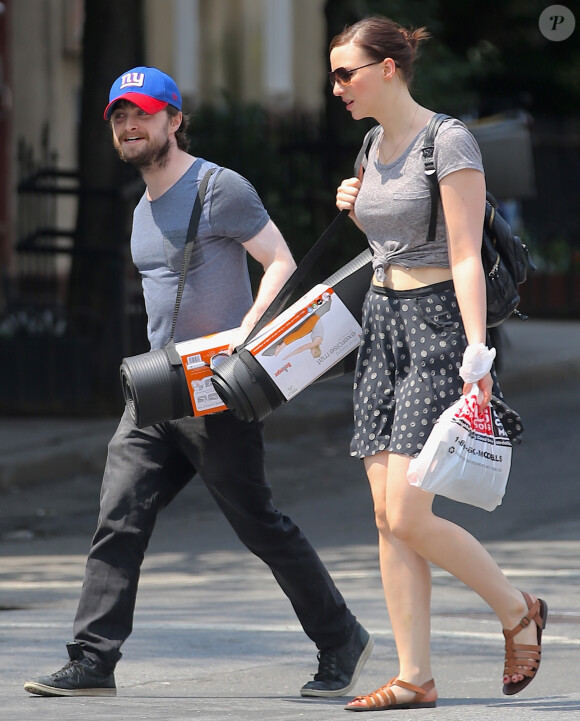 Daniel Radcliffe et sa compagne Erin Darke se promènent à New York avec des tapis de sol le 1er juillet 2015.
