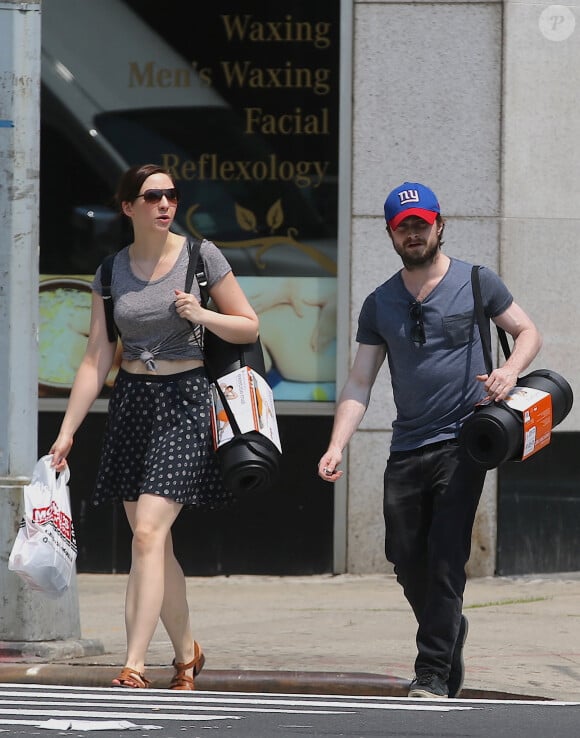 Daniel Radcliffe et sa compagne Erin Darke se promènent à New York avec des tapis de sol le 1er juillet 2015.