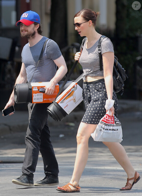 Daniel Radcliffe et sa compagne Erin Darke se promènent à New York avec des tapis de sol le 1er juillet 2015.