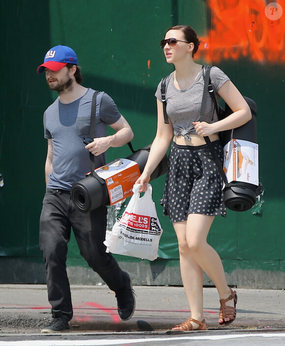 Daniel Radcliffe et Erin Darke se promènent à New York le 1er juillet 2015.