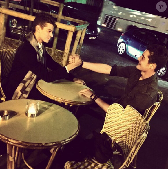 Léonard Trierweiler et Louis Sarkozy font la paix à la terrasse d'un café parisien, le 28 juin 2015.