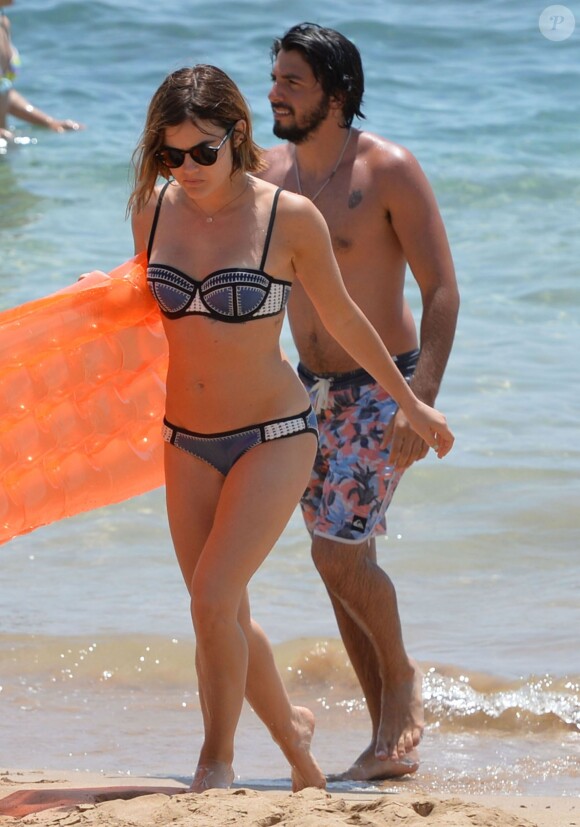 Exclusif - Lucy Hale et son petit ami Anthony Kalabretta profitent de vacances à Hawaï, le 2 juillet 2015.