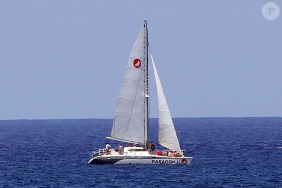 Exclusif - Lucy Hale et ses amis profitent d'une balade en bateau à Hawaï, le 2 juillet 2015.