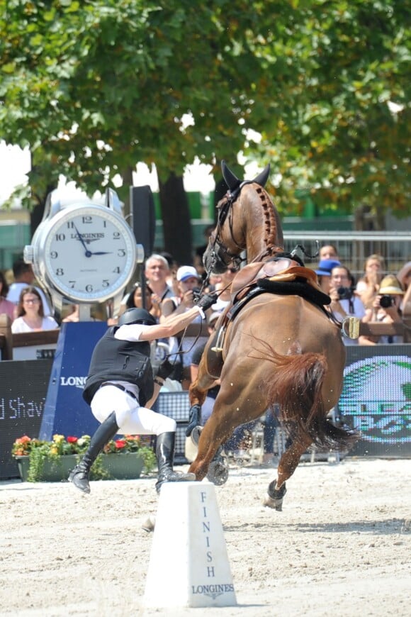 Guillaume Canet chute de cheval lors du Longines Paris Eiffel Jumping au Champ-de-Mars à Paris, le 3 juillet 2015.