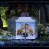 Cercueil de Peaches Geldof (décoré d'une peinture représentant Peaches avec sa famille et ses chiens) lors des obsèques de Peaches Geldof, décédée à l'âge de 25 ans, en l’église de "St Mary Magdalene and St Lawrence" dans le village de Davington en Angleterre, le 21 avril 2014.