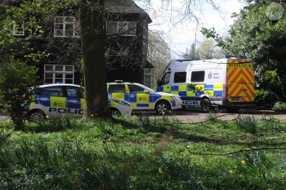 Les policiers et les experts en médecine légale inspectent la maison de Peaches Geldof à Wrotham dans le comté de Kent, le 8 avril 2014 où elle a été retrouvée morte, à l'âge de 25 ans, le 7 avril. 