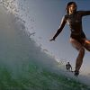 Laury Thilleman surfe sur la vague !