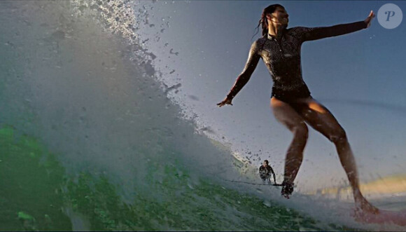 Laury Thilleman surfe sur la vague !