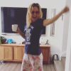 Kate Hudson, déchaînée, chante l'hymne américain de bon matin, à l'occasion de la fête nationale américaine, le samedi 4 juillet 2015.