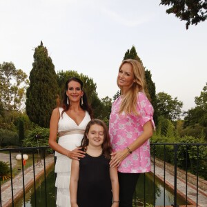 Magali Deperrier enceinte et Adriana Karembeu, lors de la soirée caritative annuelle Try Me en faveur des enfants hospitalisés, à Mougins, le 3 juillet 2015.