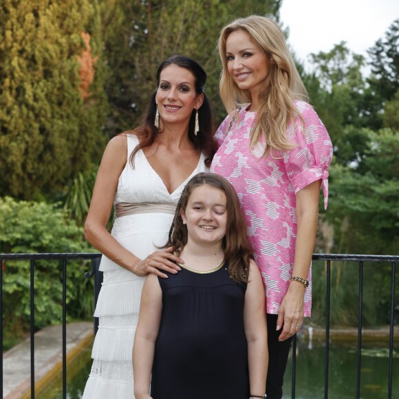 Magali Deperrier enceinte et Adriana Karembeu, lors de la soirée caritative annuelle Try Me en faveur des enfants hospitalisés, à Mougins, le 3 juillet 2015.