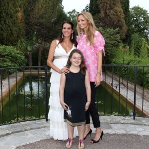 Magali Deperrier enceinte et Adriana Karembeu, lors de la soirée caritative annuelle Try Me en faveur des enfants hospitalisés, à Mougins, le 3 juillet 2015.