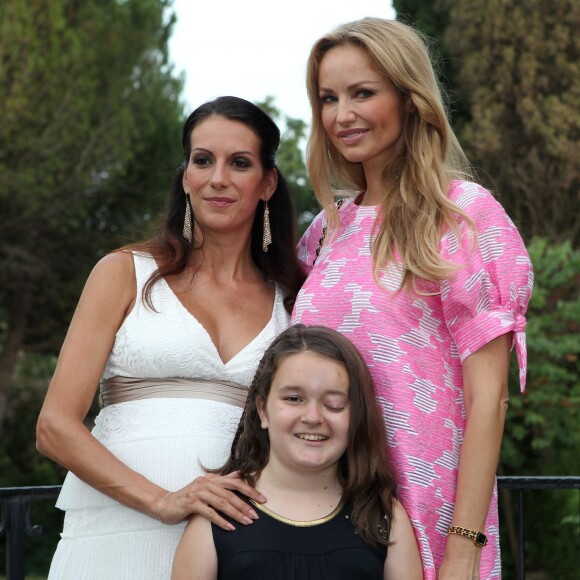 Magali Deperrier enceinte et Adriana Karembeu, lors de la soirée caritative annuelle Try Me en faveur des enfants hospitalisés, à Mougins, le 3 juillet 2015.