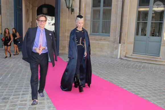 Hamish Bowles et Daphne Guinness lors du défilé Schiaparelli (collection haute couture automne-hiver 2015-2016) à l'hôtel d'Evreux. Paris, le 6 juillet 2015.