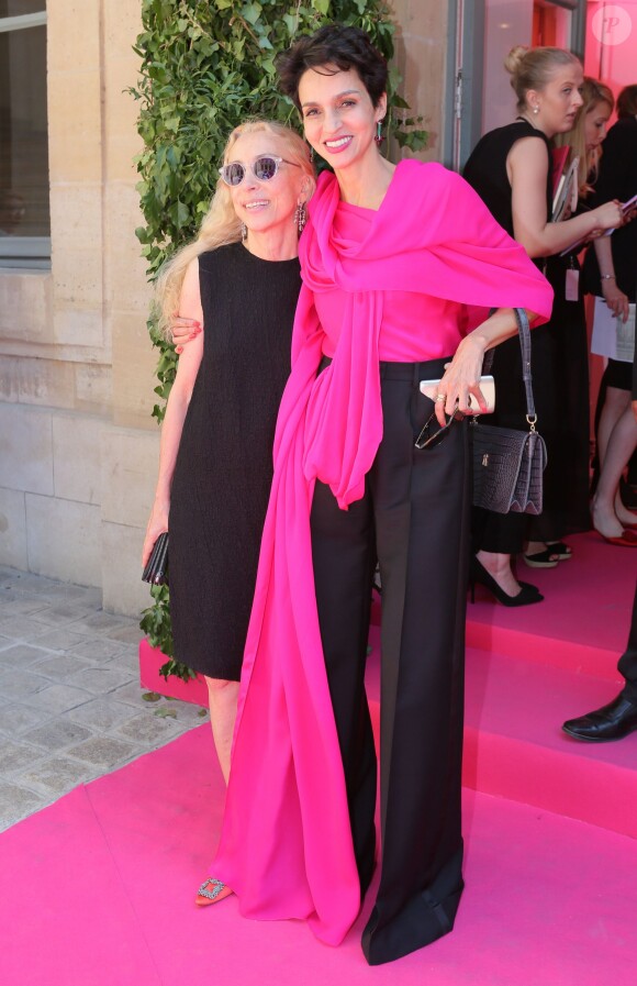 Franca Sozzani et Farida Khelfa lors du défilé Schiaparelli (collection haute couture automne-hiver 2015-2016) à l'hôtel d'Evreux. Paris, le 6 juillet 2015.