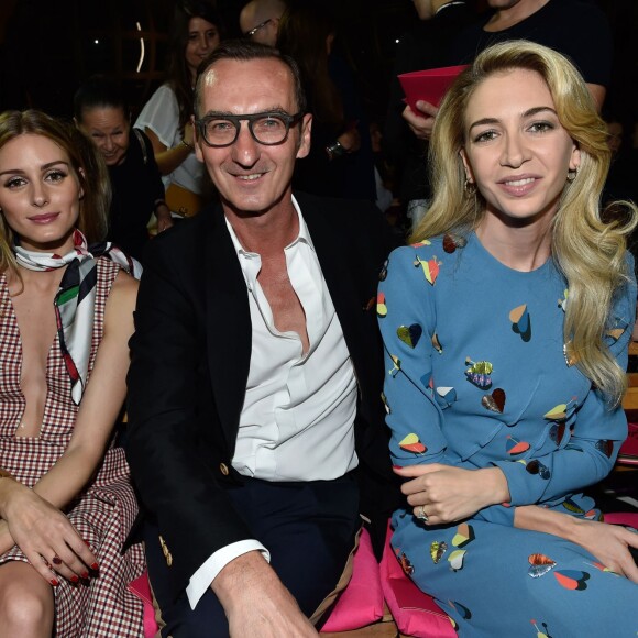 Olivia Palermo, Bruno Frisoni et Sabine Getty assistent au défilé Schiaparelli (collection haute couture automne-hiver 2015-2016) à l'hôtel d'Evreux. Paris, le 6 juillet 2015.