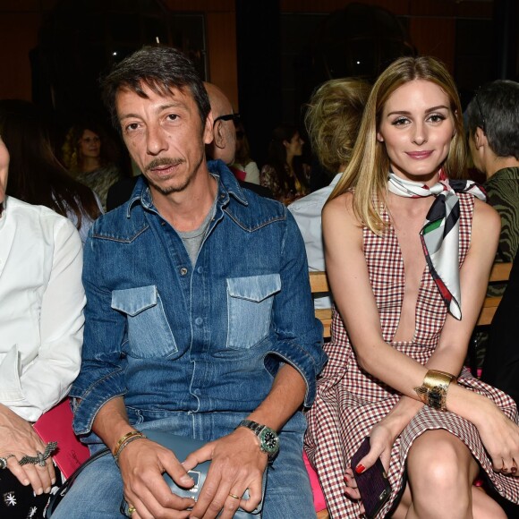 Maria Grazia Chuiri, Pierpaolo Piccioli et Olivia Palermo assistent au défilé Schiaparelli (collection haute couture automne-hiver 2015-2016) à l'hôtel d'Evreux. Paris, le 6 juillet 2015.