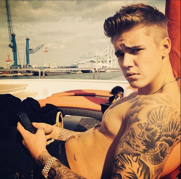 Justin Bieber pose sur son yacht, sur Instagram, le mercredi 9 avril 2014.
