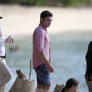 Zac Efron - Zac Efron et Adam DeVine sur le tournage de "Mike and Dave need Wedding dates" à Hawaï le 12 juin 2015 